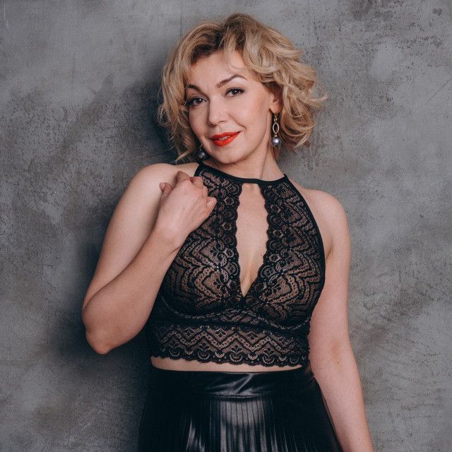 Bir nechta erkaklar qizning qiniga kiradi