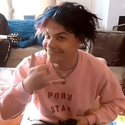 Стикер «YUNGBLUD-4»