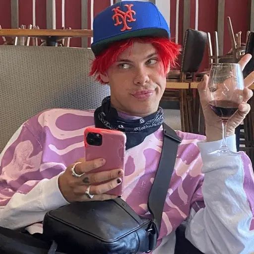 Стикер «YUNGBLUD-8»